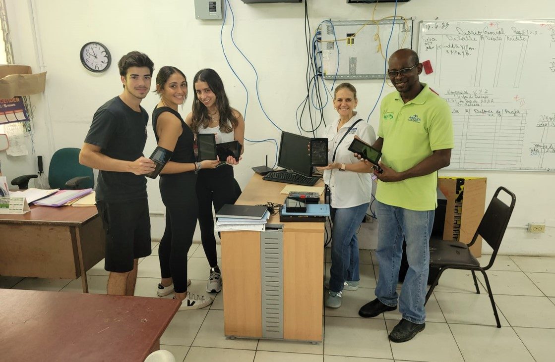 Estudiantes del Instituto Alberto Einstein visitaron la Escuela Octavio M. Pereira donde realizaron una hermosa labor