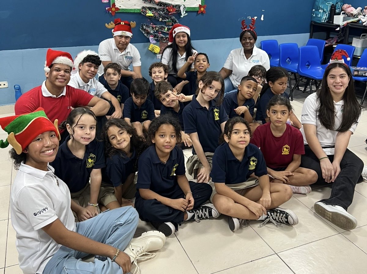 Freshmen de ¡Supérate! JUPÁ comparten el espíritu navideño en York International School