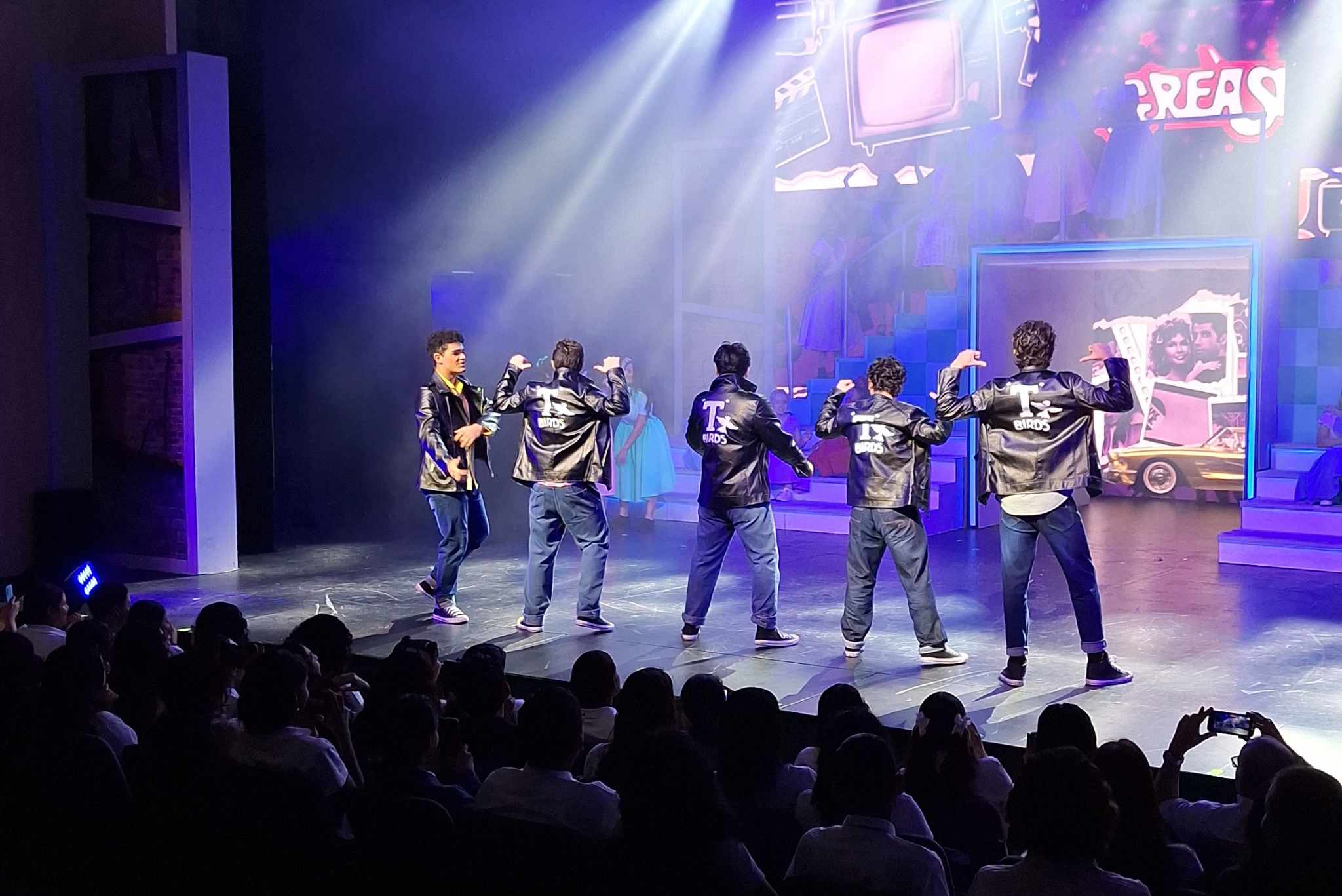 Estudiantes de ¡Supérate! JUPÁ Disfrutan del Musical Grease en el Teatro Pacific