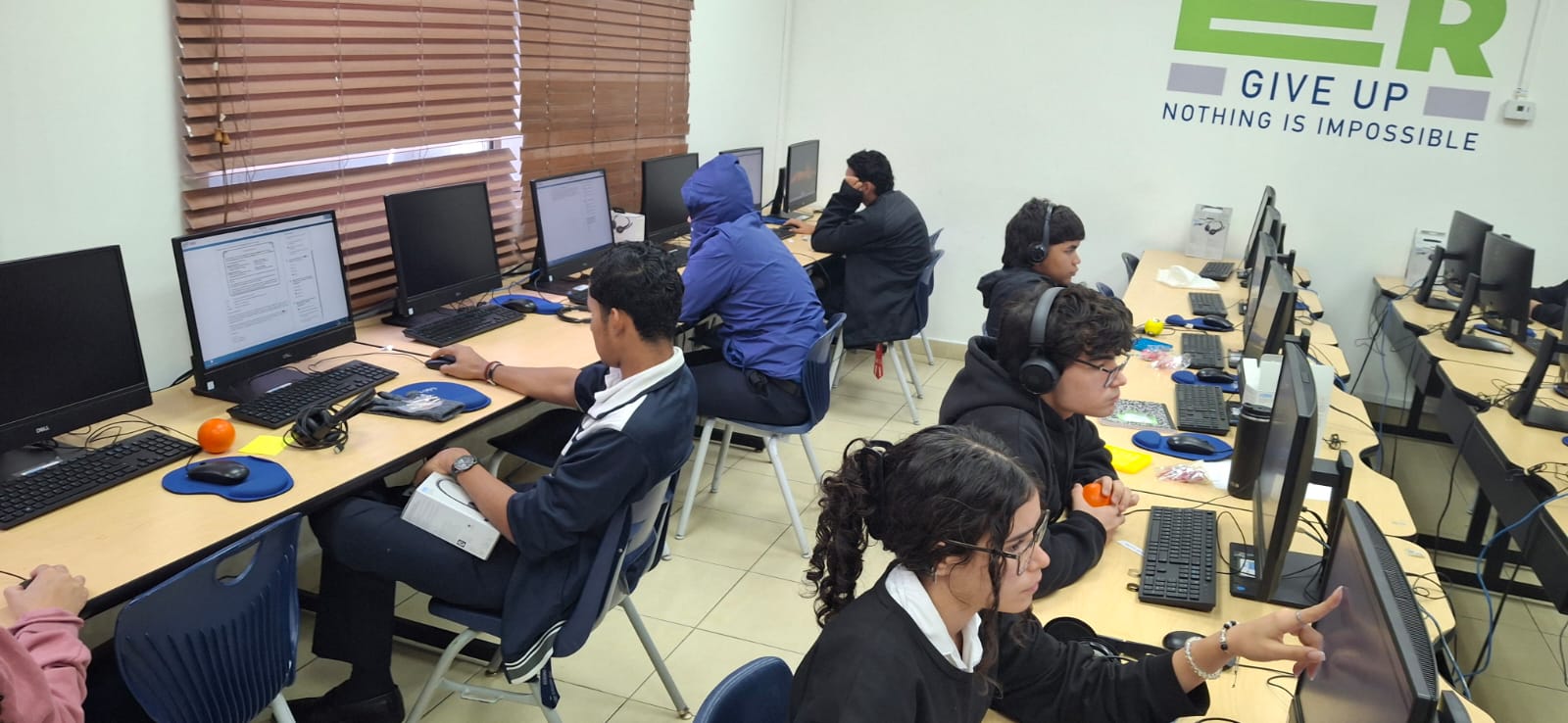 ¡Éxito Bilingüe! Estudiantes de Centro ¡Supérate! JUPÁ rinden exámenes de certificación TOEIC