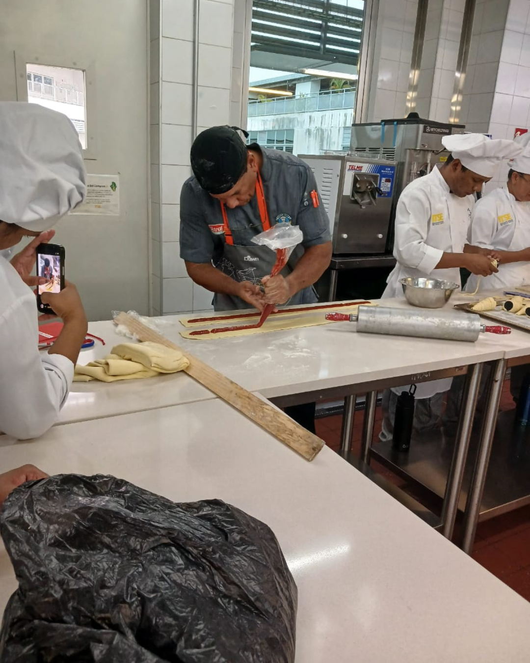 Estudiantes de Artes Culinarias participan en taller de masa de hojaldre por Harinas del Istmo