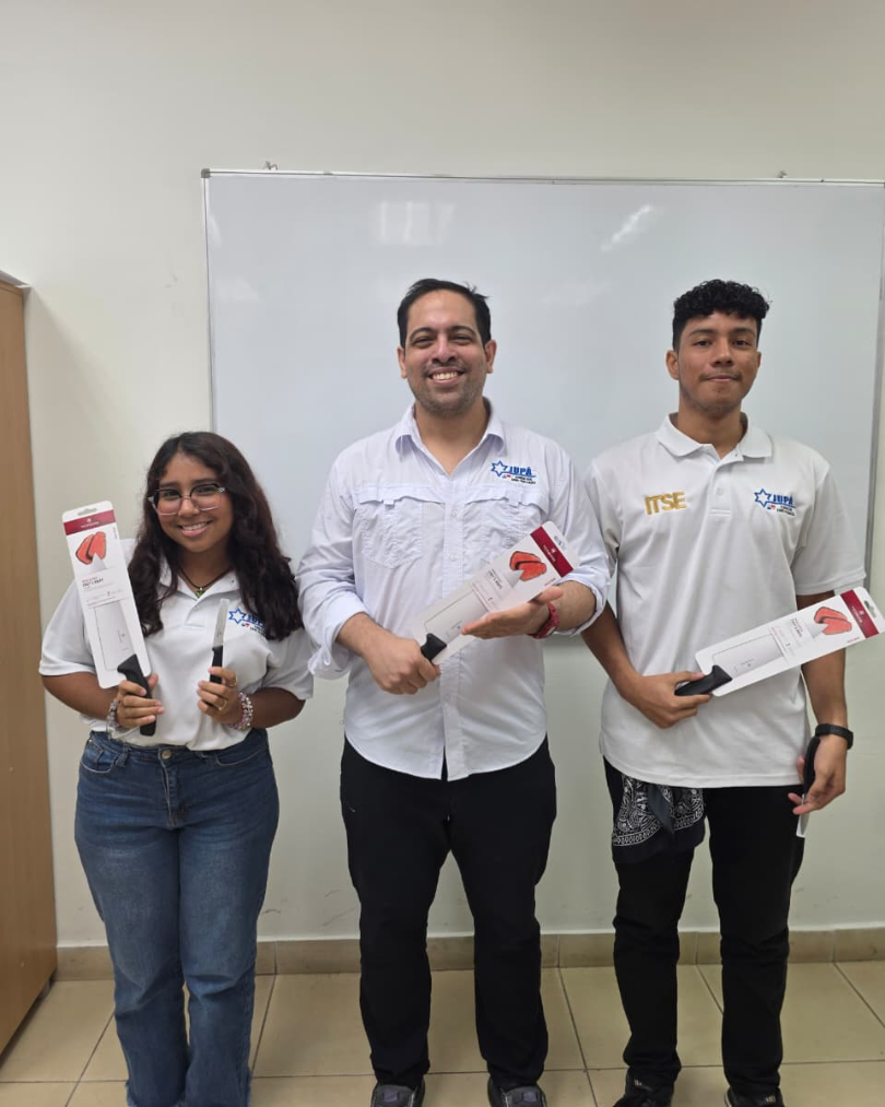 Segunda Generación de Artes Culinarias recibe sus cuchillos