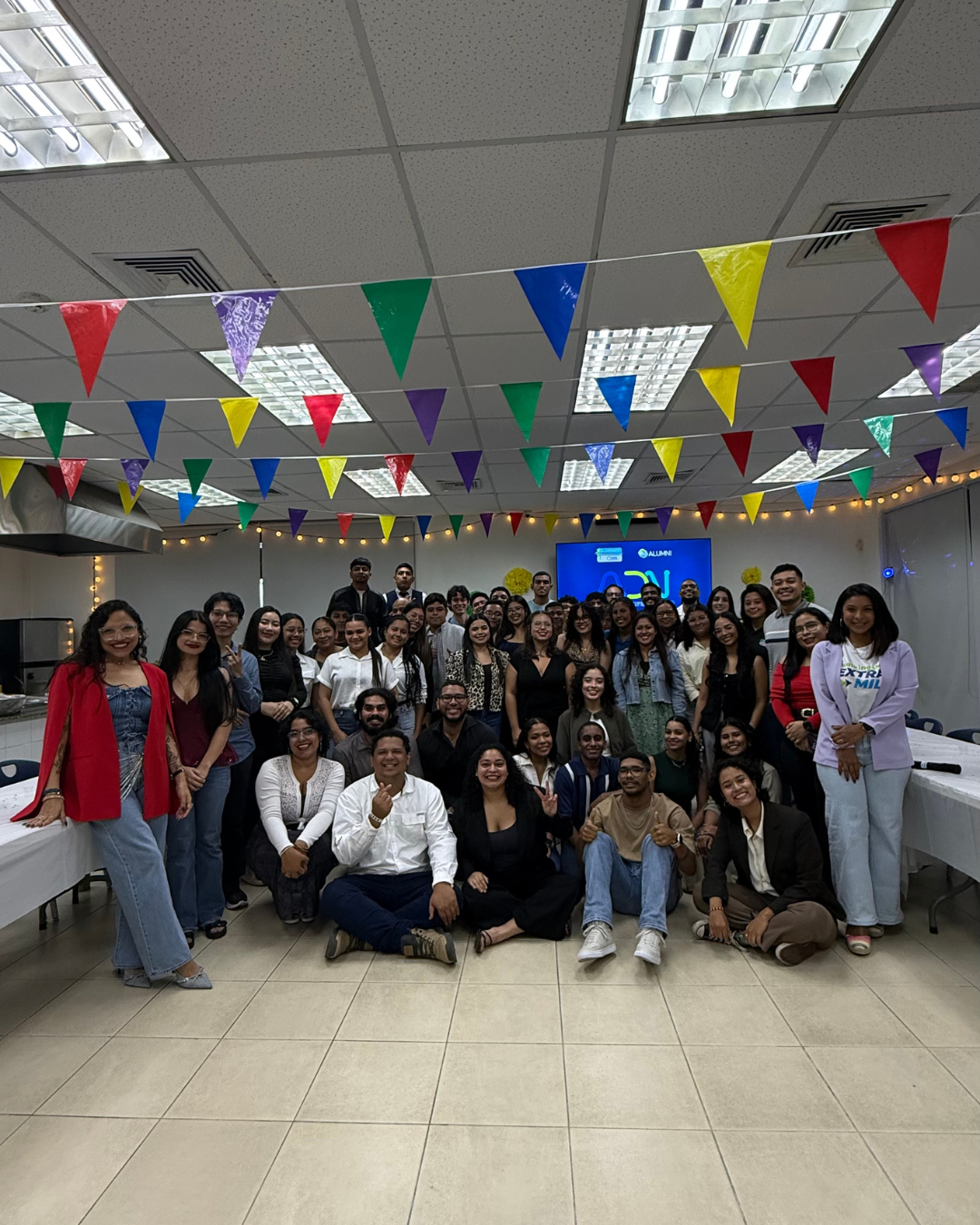 Reencuentro de generaciones: Celebramos el AlumNight del Centro ¡Supérate!